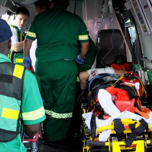 Kobus word per ambulans na Hermanus Mediclinic vervoer